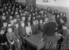 Dzieci w Domu Dziecka w Zagorsku podczas lekcji.