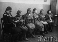 Dziewczęta w Polskim Domu Dziecka w Zagorsku. Na zdjęciu występują (prawdopodobnie od prawej): Erlena Blumenkrautz, Antosia Sternal, Renia Łuniewska, Lodzia Tatara, Marysia Dzimo, Zofia Kolasz.