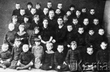 Grupa polskich dzieci deportowanych do ZSRR, przebywających w Domu Dziecka w Miczurińsku. Wychowawczynie: Helena Antosiewicz, Wanda Danicka (obecnie Radomska). Dzieci nierozpoznane.