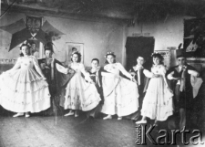 Polskie dzieci, wychowankowie Domu Dziecka w Obłowce, tańczą poloneza podczas uroczystości patriotycznej, z prawej m.in. Jan Kacabiński, Bajeczkówna, Kazimierz Zioja i Leśniak.