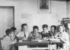 Posiedzenie rady dziecięcej w gabinecie dyrektora Domu Dziecka w Niżnej Uwiełce. Od lewej: Renek Graczyk, Szymon Jelin, Wiesława Wolniakowska (obecnie Dankowska), Mirosław Urbanowicz, Czesław Matuszkiewicz, J&oacute;zef Szyjewicz, J&oacute;zefa Supik.