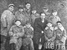 Zastęp "Orłów" z wychowawczynią p. Śnieżko, w Domu Dziecka w Niżnej Uwiełce.