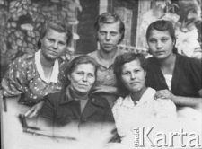 Polki, wychowanki domów dziecka w ZSRR, pracujące w fabryce walonek w Krasnojarsku, ul. Spartakowców 25: Stefania Święch (obecnie Szymańska, pierwsza od prawej), majstrowa Stanisława Borowienko (Rosjanka, druga od lewej, u dołu), Zofia Sznajda (zmarła po powrocie do Polski w Domu Dziecka w Romanowie Łódzkim), Maria Gordon, Helena (nazwisko nieznane).