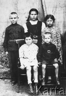 Dzieci polskie w Domu Dziecka w Rostowie nad Donem. Pięcioro dzieci we wnętrzu. Na zdjęciu m.in. Janina Oranin, Ignacy Trela.