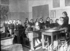 Lekcja geografii. Na zdjęciu dzieci z Domu Dziecka, w pierwszej ławce Zenon Ziembicki i Zenon Kabza.