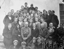 Fotografia grupowa wykonana w latach 1940-1946. Na zdjęciu m.in. K.Fronczak, T.Leszczyński, K.Gradowski, J.Tomaszykówna, W.Żebrowska, M.Tomaszykówna, E.Doroszkówna, S.Ładówna, J.Żebrowska, B.Huszczanka, Morozowicz, E.Żebrowski.