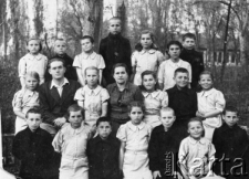 Grupa starszych dzieci z domu dziecka wraz z wychowawcami.