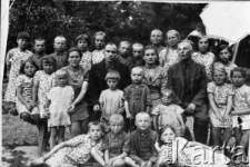 Grupa młodszych dzieci z domu dziecka oraz opiekunowie.