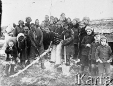 Sowchoz nr 288 f.N 2, grupa zesłańców deportowanych 13 kwietnia do Kazachstanu; pierwsza z lewej w drugim rzędzie stoi Maria Sobczyk, wywieziona wraz z pięciorgiem dzieci z Drui, przed nią (mała dziewczynka, trzecia z lewej) jej córka Jadwiga Sobczyk, pierwszy z prawej stoi Henryk Sobczyk, czwarta i piąta osoba z prawej to Jan i Maria Szałkowscy, piąta z lewej w drugim rzędzie to p. Puzyrewska.