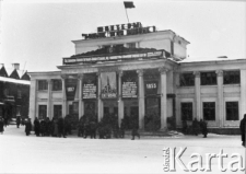 Budynek obwieszony trasparentami, m.in."1917", "1955", "38 oktiabr`