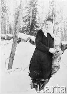 Fotografia z zesłania. Młoda kobieta w lesie.