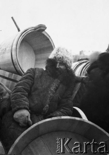 Jarmark na św. Kazimierza; mężczyzna z kadziami.