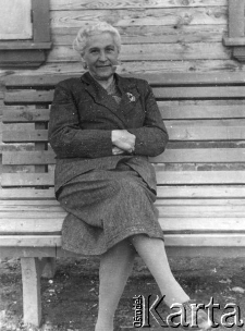 Bronisława Omiljanowiczowa po zwolnieniu z łagru, przed Domem Inwalidów, gdzie znalazła czasowe schronienie.
