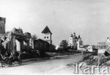 Widok miasta, z lewej budynki zniszczone podczas działań wojennych.