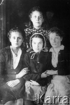 Dziewczęta z internatu polskiego, od lewej: Ewa Stępień, Róża Dwarecka, Janina Trzaskolska, Nadia Lebiedzińska.