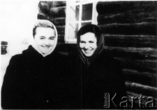 Irena Kretowicz (z lewej) i Litwinka Aneta Naujokajte na tle swojego domu, zdjęcie zrobione przed wyjazdem do Polski.