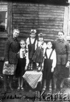Na zesłaniu - po lewej stoi Franciszka Drabik, żona żołnierza AK w gronie polskich i rosyjskich zesłańców.