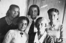 Personel przedszkola i szkoły polskiej, w sukni z białym kołnierzem Janina Horbowska-Zarankowa, obok Miller - nauczycielka, Jadwiga Kłyszejko - wychowawczyni, Wanda Parafianowicz - nauczycielka, Maria Wasilewska - nauczycielka.