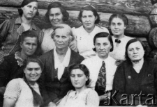 Personel przedszkola i szkoły polskiej. W sukni z białym kołnierzem Janina Horbowska-Zarankowa.