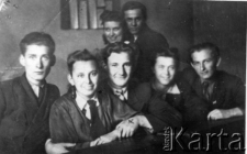 Grupa młodych osób: Ignacy Derewiński (trzeci od lewej), pozostali nieznani.
