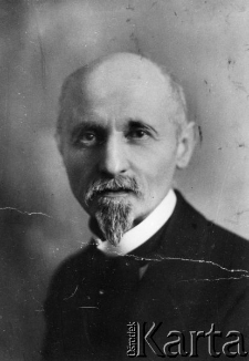 Konrad Rafałowski, profesor matematyki i fizyki lwowskiego gimnazjum. 13.04.1940 razem z całą swoją rodziną został wywieziony do Kazachstanu. Zmarł 18.02.1942. Przez cały okres pobytu na zesłaniu, począwszy od 8.05.1940, prowadził codzienne notatki.