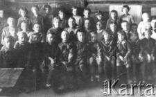 Uczniowie klasy II i nauczycielki (Rosjanki) z rosyjskiej szkoły; stoi w górnym rzędzie czwarta od prawej - Barbara Majewska.