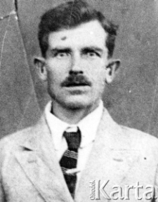 Józef Stankiewicz, portret w garniturze.