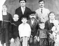 Józef Stankiewicz (stoi pierwszy z prawej) z rodziną, bratem i ojcem.
