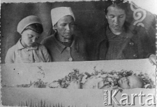 Dwie kobiety i dziewczynka nad otwartą trumną dziecka. Zmarły Jan Bożugo, lat 4, obok matka Anna Bożugo, siostra Irena i babka Zenkiewiczowa. Deportowani do ZSRR w lutym 1940.