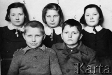 Polskie dzieci w Polskim Domu Dziecka w Czkałowsku. Od lewej: Krystyna Indyk, Stanisław Indyk, Emilia Bogacka, Stanisława Indyk, Genowefa Indyk (Nykiel).