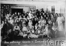 Dzieci polskie w Domu Dziecka. Na zdjęciu: Stanisław Masalski (w czapce krakowiaka z kropką na koszuli), Jan Masalski (drugi od lewej w trzecim rzędzie od góry, z kropką na koszuli). Na odwrocie oryginału wpisy pamiątkowe.