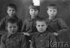 Dzieci polskie w Domu Dziecka. Na zdjęciu: Stanisław Masalski, Jan Masalski (z przodu), dalej rodzeństwo Sielatyckich.