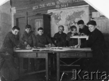 Chłopcy z polskich rodzin deportowanych w latach 1940-41 do ZSRR. Zdjęcie wykonane podczas pobytu w polskim Domu Dziecka w Zagorsku.