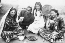 Picie herbaty w strojach tadżyckich przez polskie dziewczęta, wychowanki Polskiego Domu Dziecka w Chanace. Od prawej: Eulalia Hubert (obecnie Olsiewicz), Julia Hubert, NN (Tadżyk), Alfreda Pukler (pielęgniarka w Domu Dziecka).