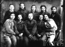 Grupa wychowanków Polskiego Domu Dziecka w Chanace. Z prawej w dolnym rzędzie: Eulalia Hubert (obecnie Olsiewicz), NN, Czesław Ostrowski, Minda Miler, Julia Hubert; górny rząd: Bolesław Mocarski, Czesława Kozeracka, Edka Miler, Maria Antoniak, Stefania Smerczańska.