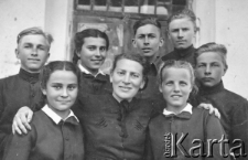 Grupa wychowank&oacute;w Polskiego Domu Dziecka w Chanace. Od lewej u dołu: Julia Hubert, Jesska Gerszunowicz (polonistka, dyrektorka szkoły polskiej w Chanace), Czesława Kozieracka; u g&oacute;ry: Czesław Ostrowski, Eulalia Hubert (obecnie Olsiewicz), Moniek Wajzer, Łapiński (J&oacute;zef albo Bolesław), Mieczysław Ostrowski. Wszyscy z VII klasy.