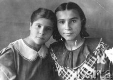 Eulalia Hubert (obecnie Olsiewicz, z lewej) podczas pobytu w ZSRR. Z prawej Emma Udowiczenko.