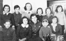 Dzieci z Domu Dziecka w Czkałowsku. Od lewej w górnym szeregu: Jadwiga Kloc, Zenon Ziembicki, Felicja Tajs, Krystyna Indyk, Emilia Bogacka, Bronisława Olejarz; w dolnym rzędzie - dzieci z innej grupy wraz z wychowawczynią, wszystkie nierozpoznane.
