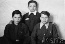 Dzieci w Domu Dziecka w Czkałowsku. Od lewej: Zenon Ziembicki, Zenon Kabza, Przemysław Kruk (syn dyrektor domu Jadwigi Kruk).