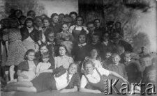 Dzieci i personel Polskiego Domu Dziecka. Na fotografii: Regina Mamzerowska (wychowawczyni), Maria Kozakiewicz (kucharka), Irena Jakubowska (wychowawczyni), Rożkowa (str&oacute;ż), Pessa Szon, Chanecka, Zofia Mamzerowska (wychowawczyni), Tadeusz Niemczyk, Jan Owoc, Chanecki (magazynier), Alfred Wąsicki, Anna Tumiłowicz, Wincenty Tumiłowicz (kierownik), Władysława Tumiłowicz (wychowawczyni), Zofia Korowajska, Irena Jaroszyńska, Mieczysława Wojnar, Janina Kużbiel, Bogdan Niemczyk, J&oacute;zef Majka, Czesław Mamzerowski, Halina Stelmaszyk, Marian Cichy, Bogdan Chanecki, Franciszek Żurek, Stanisław Kata, Władysław Samek, Helena Antkiewicz, Władysława Oracz, Władysława Cyganik, Władysława Wojnar, Mieczysław Zieliński, Marian Kozak, Antonina Tumiłowicz, Jadwiga Kozak, Teresa Majka.