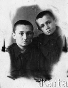 Dedykacja na odwrocie fotografii: "Na pamiątkę z Syberji od synów z dziecińca Jerzego Bogdana, 12 II 1943".