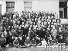 Wychowankowie oraz personel Polskiego Domu Dziecka nr 18.