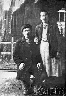 Polska rodzina deportowana do Uzbekistanu. Na zdjęciu Agafia i Józef Sahajdak. "Rok 1942. Tatu mój tys nigdy nie myslał i do głowy ci nie przyszło ze ty nas zostawisz. Zaskoczyła godzina śmierci i wy pomarli została z nami mama a teraz mama nas opuściła 44 roku w czerwcu 23 i zycie skonczyła a czworo sierot zostawiła dwoje tutaj dwoje na rodzinie Niech z Bogiem spoczywają da im Boże wieczne odpoczywanie. M.J."