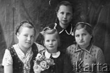 Grupa dziewczynek z polskiego Domu Dziecka nr 18. Na zdjęciu J.Wołoszyn, J.Starkiewicz, Z.Hołyst, M.Sahajdak.