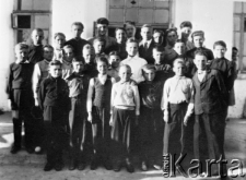 Grupa chłopców, wychowanków polskiego Domu Dziecka nr 25. Na zdjęciu I.Klugman, NN, NN, T.Walasek, Cz.Balawajder, M.Umecki, J.Bargiełowski, J.Żygar, NN, J.Ćwikłowski, W.Czekaj, L.Wagner, R.Toruń, K.Szweda, H.Walasek, NN, NN, Rolf Bryn, NN, I.Najman, A.Golba, R.Wajs, M.Ryciak, NN, Z.Krolikowski, NN, NN, A.Wajs.