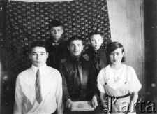 Nauczyciele i komsomolcy z I klasy szkoły podstawowej w kołchozie Aleksandrowka, do której uczęszczał Jan Tumiłowicz (deportowany z rodziną w 1940 roku). Od lewej komsomolcy: Sasza, NN, Sierioża, NN, nauczycielka Masza. Wg opisu Jana Tumiłowicza: "bili za każde polskie słowo kijem po plecach, głowie, nogach, tłumacząc, że Polski nie ma, nie będzie i trzeba ten język na zawsze zapomnieć".