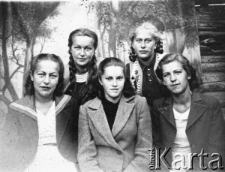 Polacy na zesłaniu w Kazachstanie. Portret pięciu kobiet. W środku Elżbieta Romanowska-Szulc, pozostałe kobiety nierozpoznane.