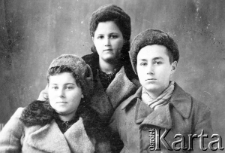 Uczniowie polskiej szkoły im. Mickiewicza na ulicy Groźnieńskiej 100, w podarowanych przez szkołę ubraniach. Od lewej: Maria Sielanka, Halina Malisz (obecnie Karny), Zbigniew Malisz. Zdjęcie wykonane w internacie.