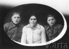 Podpis na odwrocie: "Grudzień 1944 rok Merke 20/XII 1944. Do wieńca wspomnień, Spędzonych razem długich lat niedoli w Kazachstanie. Rakowicze. Feliksa, Mirosław, Jerzy. Na pamiątkę p. Maliszom".