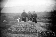 Grób Władysława Malisza (zm. 17.05.1942) i jego żony Marii (zm. 4.09.1942). Przy grobie dzieci: Zbigniew i Halina (obecnie Karny), w środku Karolina Malisz - siostra Władysława. Fotografię wykonała miejscowa rosyjska Niemka, domalowując na negatywie krzyż, gdyż prawdziwy krzyż drewniany został w 3 dni po pogrzebie skradziony. Grób na starym zniszczonym rosyjskim cmentarzu, na końcu którego Polacy mogli chować swoich. W tle góry Tien-Szan. Rodzina Maliszów została deportowana z Kresów Wschodnich (Podbrodzie) do ZSRR 14.06.1941.